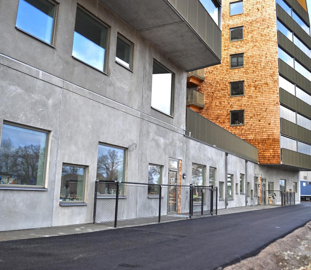 Det är inte bara glada bostadsrättsinnehavare som har fått tillträde till sina nya bostadsrätter. Det är också förskolan som har fått flytta in projektets bottenvåning.