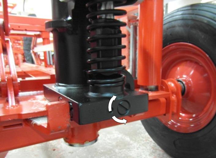 Pumpinställning Minska pumpkänsligheten Öka pumpkänsligheten Hydraulen är försedd med en inställbar pumpkänslighet som innebär att man kan ställa in vid vilken pumphastighet som hydraulen ska börja