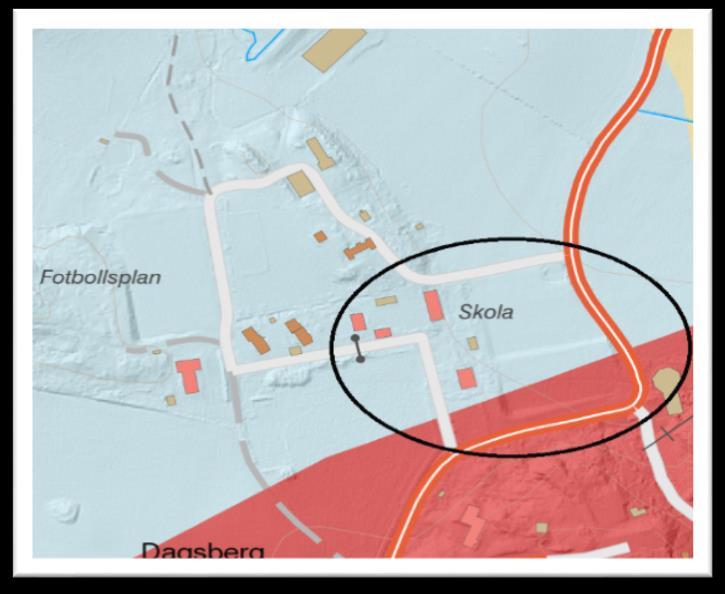 Därför kan infiltrationskapaciteten i marken anses vara begränsad. Vid parkeringsytan i söder rapporteras fyllnadsmaterial av grus och sand på ca 0,5 1 m som följs av lera.