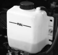 Kontroll av kylsystemet Kontrollera kylvätskenivån varje dag innan motorn startas. Systemet rymmer 0,4 liter.. Oljesticka Figur. Ta försiktigt loss kylarlocket och locket på expansionstanken (fig. 3).
