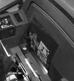 . Batteri Figur 75. Batterilock Figur 74 3. Ta bort påfyllningslocken från batteriet (fig. 75) och häll sakta på elektrolyt i varje cell tills nivån ligger precis ovanför plattorna.