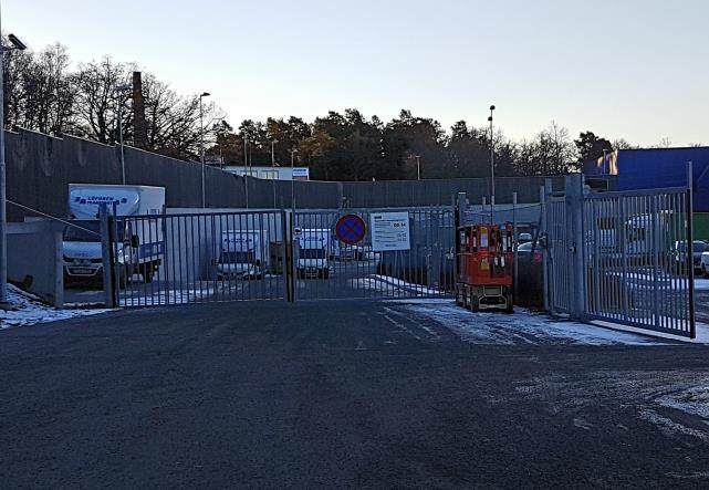 Figur 2 Vy över Ikeas lastkajer och omslutande bullerskärmning. 4.1.2 Område 2 Fläkt Vid område 2 identifierades en bulleralstrande fläkt.