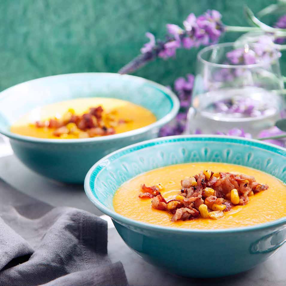 SÖTPOTATISSOPPA med krispig majs- och bacontopping Ca 30 min Soppa ½ gul lök 1 vitlöksklyfta ½ msk färsk ingefära ¼ chilipeppar 150 gram potatis 500 gram sötpotatis 1 msk olivolja* 3- dl vatten* 1