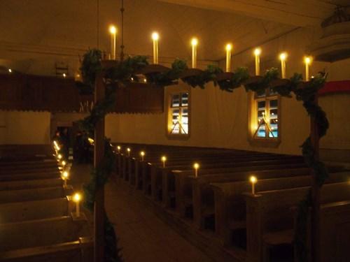 Den korta julandakten i gamla kyrkan har redan från första gången den firades blivit en omtyckt tradition. Vi firar utan glitter, utan el och utan centralvärme, så klä på dig varmt.