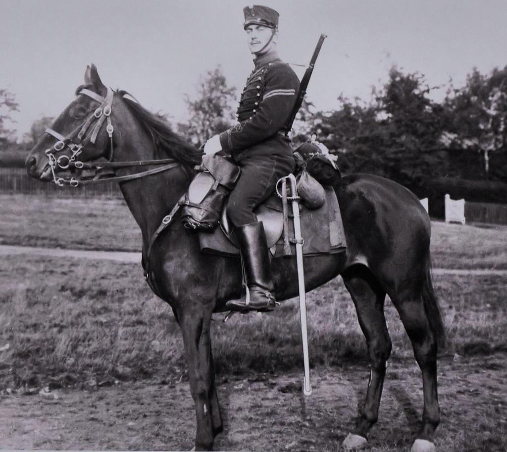 VII. KÄLLFÖRTECKNING 1. EXERCISREGLEMENTE FÖR KAVALLERIET -1897 2. EXERCISREGLEMENTE FÖR KAVALLERIET -1904 3. EXERCISREGLEMENTE FÖR TROPP (KSH) -1994 Bild 4.