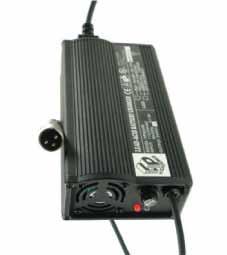BATTERIER OCH LADDARE BATTERIER Din Blimo drivs av 2 st seriekopplade blyaccumulatorer om 12V.
