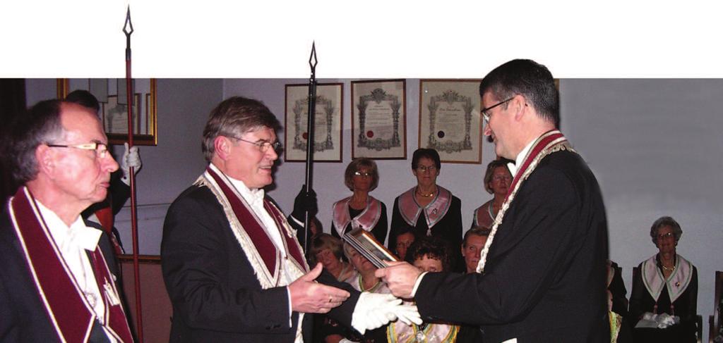Runskrift Resan till Åbo 7 9 november för att fira: LOOSI NO 17 TURKU 40 VUOSIJUHLA (LOGEN NR 17 TURKUS 40-ÅRSJUBILEUM) Vår egen ÖM Jan Elensky överlämnar 40-årspresenten till ÖM i 17 Turku, Jahani