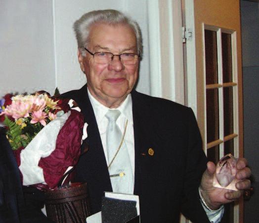 Foto: Björn Lundell Br Bertil Malmfält kommer från Åkersberga där han före sin pensionering arbetade som rektor vid Skolhagenskolan. Hustrun blev väl glad när hon fick lite blomster på nattkröken.