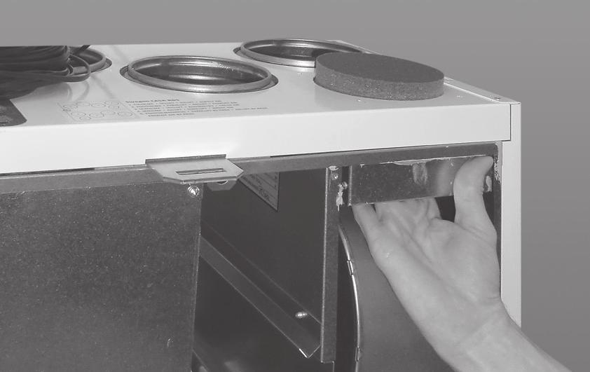 4 El- och styrkablar Ventilationsaggregat har en elkabel med jordad stickpropp. Stickproppen fungerar som ventilationsaggregatets huvudbrytare och ska anslutas till ett lättåtkomligt vägguttag.