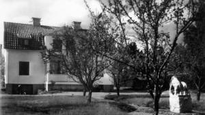 Han flyttar in i sin nybyggda stora villa 1924 och döper den till Solåkra, Den låg mellan järnvägen och Tungelstavägen