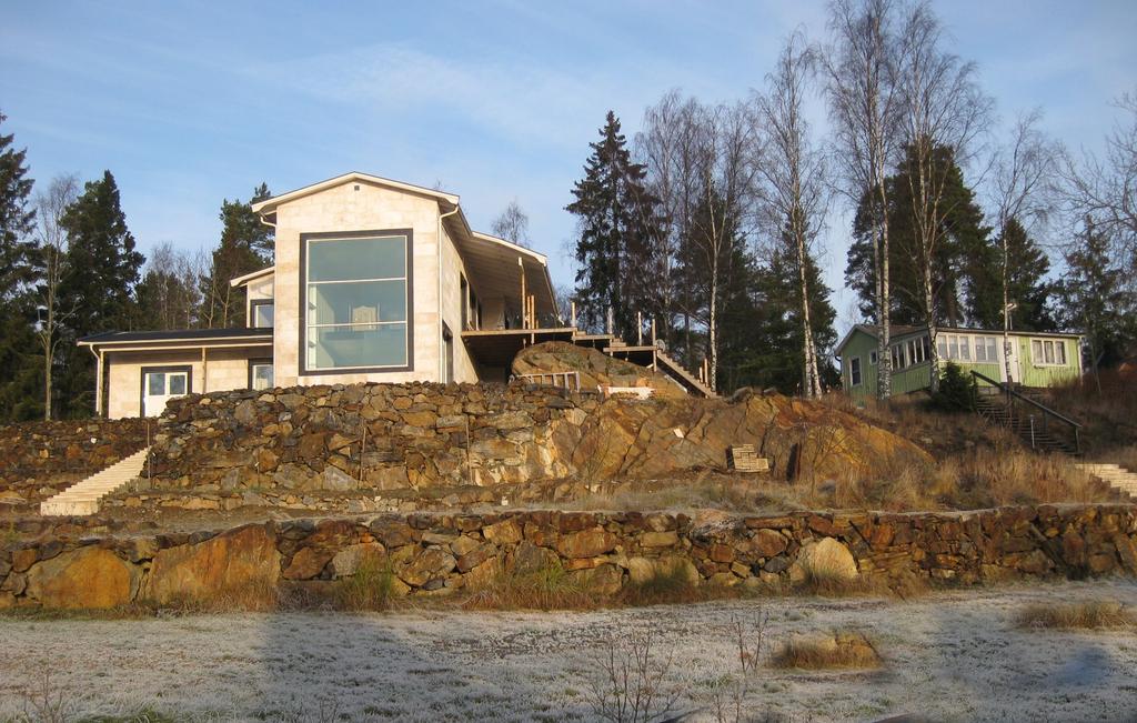 Villan i Alby i december 2009. Byggherren har lagt ner stor energi på stödmurar i natursten vilket hedrar honom. Byggnaden är i och för sig också vacker, lite svårt dock att tycka att den passar här!