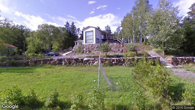 Bild från Google Street view 2016. Alby 2:2, Erikssongården I Haningegillets Haningebygden 36 skriver Karin Aspberg om en av Albygårdarna.