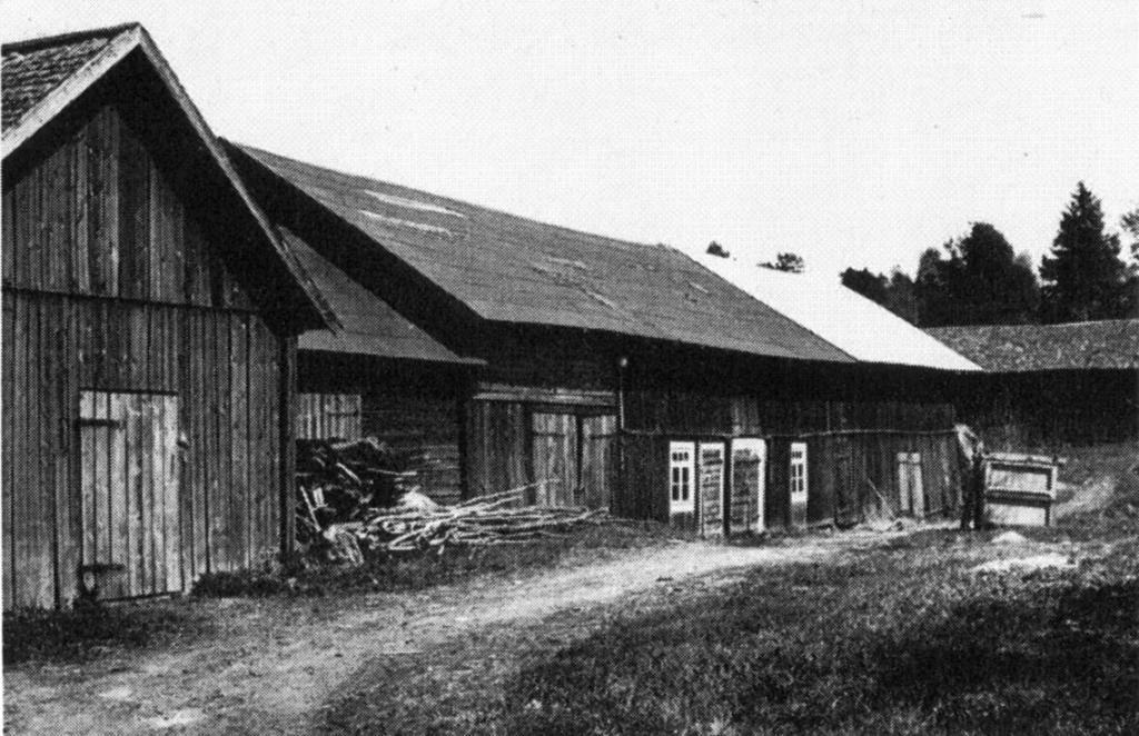 Stallbacken När hemmansägarna i byn kallades till laga skifte 1831 var nämndemannen Olof Ersson i Högsta ägare till denna gård. Kanske var han nära släkt till ovan nämnde Erik.