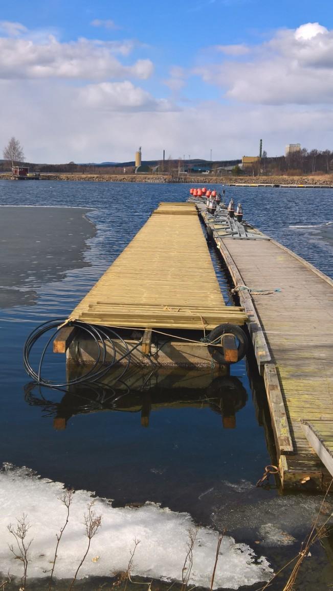 Norra delen av hamnbassängen var isfri men runt bryggan låg isen fortfarande kvar.