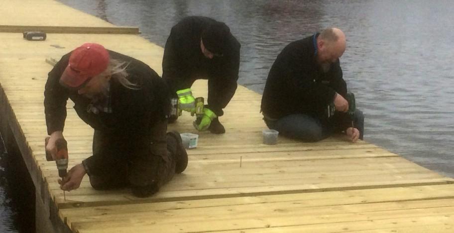 Fortfarande efter den tredje arbetshelgen återstod en del att göra men efter kompletterande arbeten kunde bryggan tas i