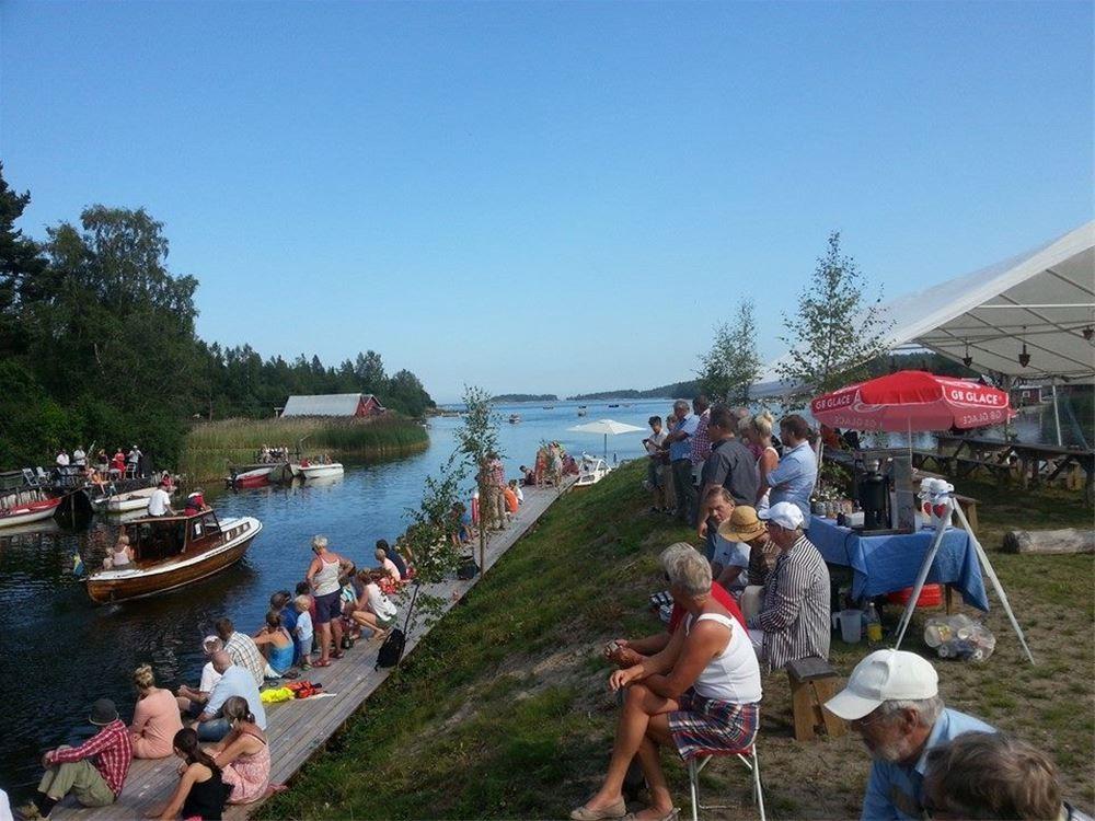 Träbåtens dag lördag 29 juli Sista lördagen i juli ordnas Träbåtens dag vid Färja, Tynderösundets