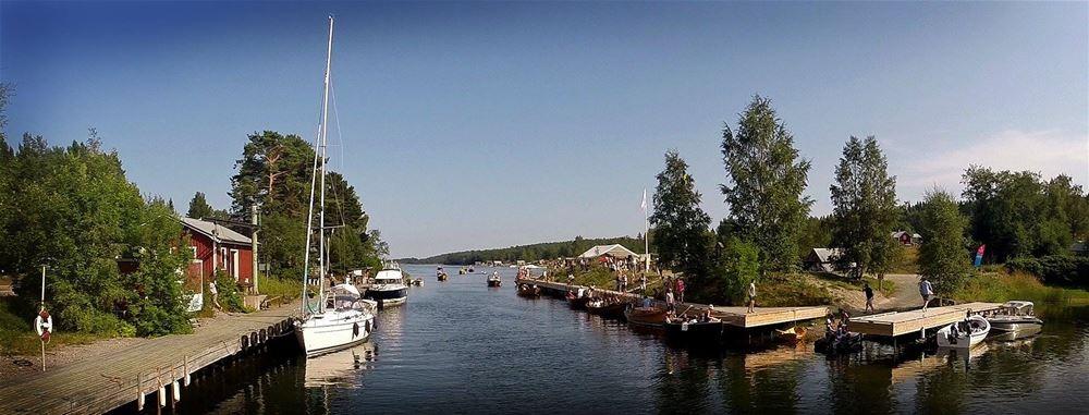 18.00 och övergår till en trädgårdsfest med musik på Porter Caféet under kvällen.