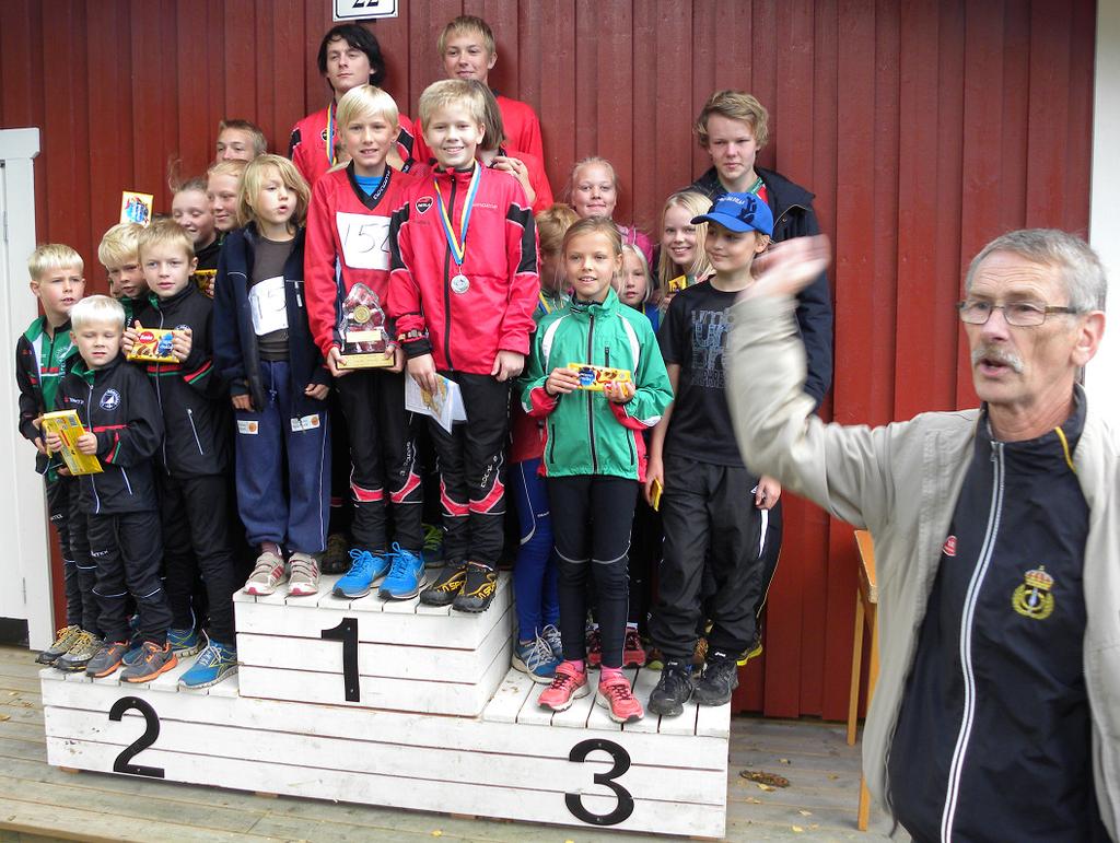 Årsberättelse 2013 Boxholms OK Tävlingsledningen på sprintstafetten vid Timmerö visar hur växlingen går till på Sista tävlingen för många blev som vanligt Daladubbeln där vi i år gjorde en gemensam