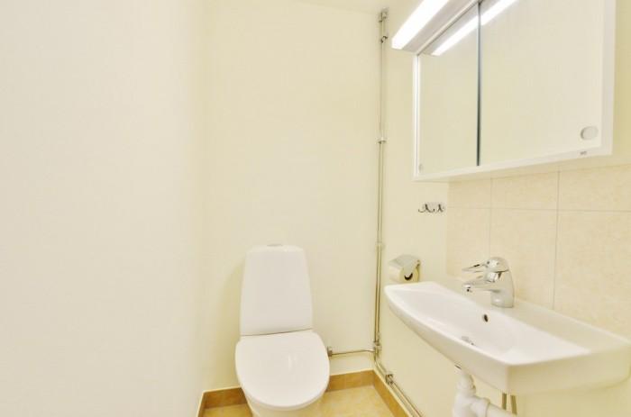 Gäst-WC Gäst-WC med klinker på golvet och vita väggar.