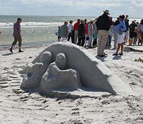 Skulpturen får dekoreras med sådant som naturligt finns på stranden som snäckor, tång och gräs men inte strandfynd som flaskor och skor. Man kan tävla som vuxen- eller mixlag (barn och vuxna ihop).