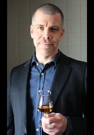 Om Daniel Winter Ålder: 42 Gör idag: Jurist och bohuslänning som under senaste året tagit sommelierexamen i Malmö och studerat whisky vid The Institute of Brewing and Distilling.