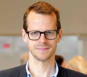 Samtidigt som vi aldrig viker från vår övertygelse om de mänskliga rättigheterna och individens kraft att förändra.