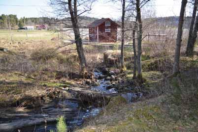 Till höger om huset återfinns platsen för vaskverket. Bilden är tagen från sydöst.