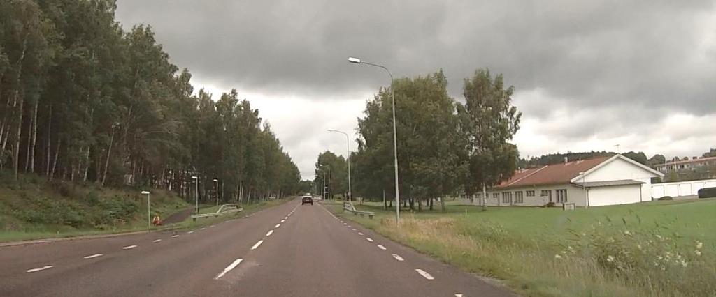 Det finns ingen bebyggelse i nära anslutning till vägen och endast några få fastigheter har anslutning direkt mot den.