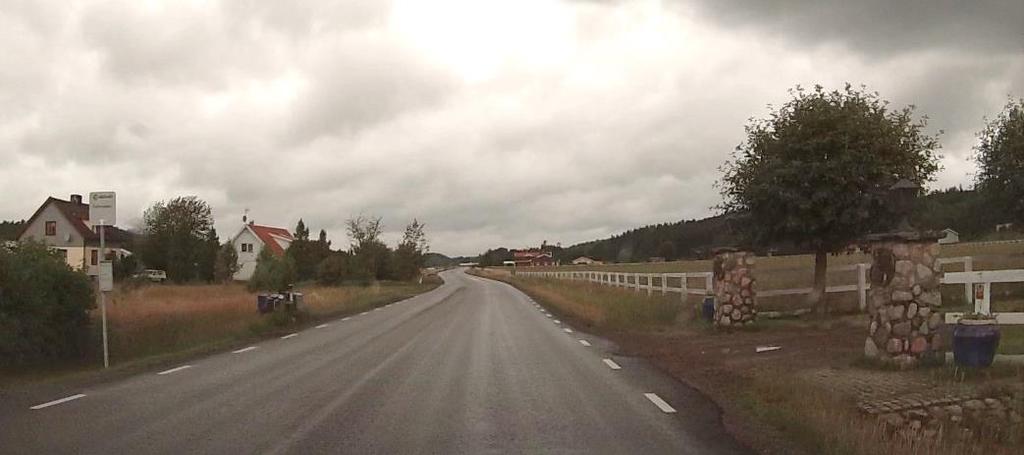 Precis norr om samhället ändrar vägen karaktär och blir betydligt smalare och kurvigare.