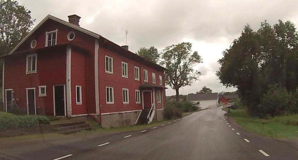 Vägen är betydligt smalare än genom samhället och inte alls lika rak. Figur 12.