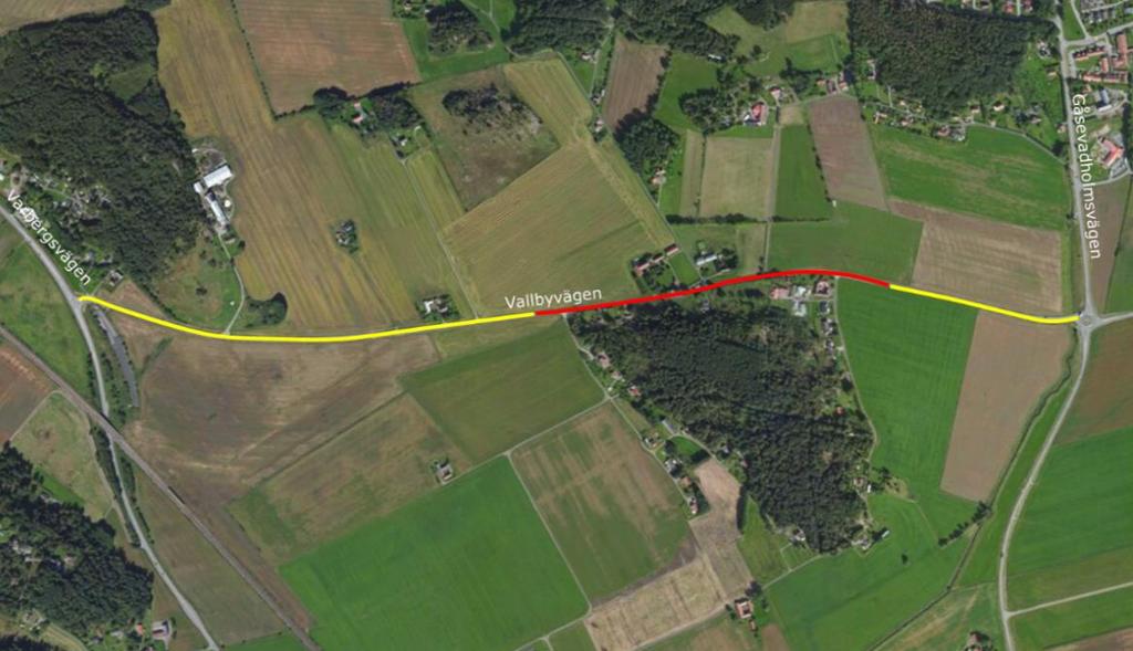 2.2.3 Vallbyvägen Vallbyvägen är den huvudsakliga vägen för trafik mellan Fjärås Kyrkby och Kungsbacka. Större delen av sträckan är rak, bred och flack och har inga hinder i vägkanterna, se Figur 16.