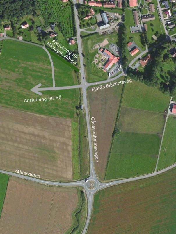 Alternativ 3: fyrvägskorsning En ny anslutning mot Må anläggs mittemot Fjärås Blåklintsväg, se Figur 26. I samband med detta stängs den befintliga anslutningen mot Måvägen. Figur 26. Principskiss över anslutning till Må via fyrvägskorsning 3.