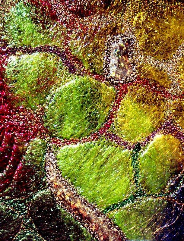 2.5 Frihandsbroderi Frihandsbroderi är nära släkt med frihandskviltning, skillnaden är att man ofta arbetar tätare och använder sig av olika underlag exempelvis Angelina eller olika tyger.