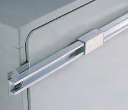 UPM, Monteringssats stolpmontage Uniplast, kombi tillbehör UDS, Dörr/panelstopp Beskrivning: På baksidan av skåpet monteras C-profilerna på väggfästena UWB, som är inkluderade som standard i skåpen.