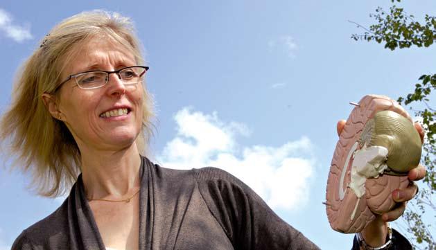 Elisabet Londos forskar om Lewybody-demens, en demensform som inte är så känd som den borde vara bland sjukvårdspersonal.