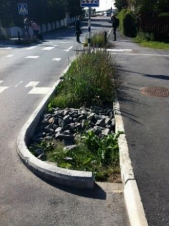 Meteoritgatan är besvärlig ur avrinningssynpunkt då det i den föreslagna sektionen inte finns några grönytor för infiltration. Istället föreslås ett antal regnbäddar eller nedsänkta grönytor.