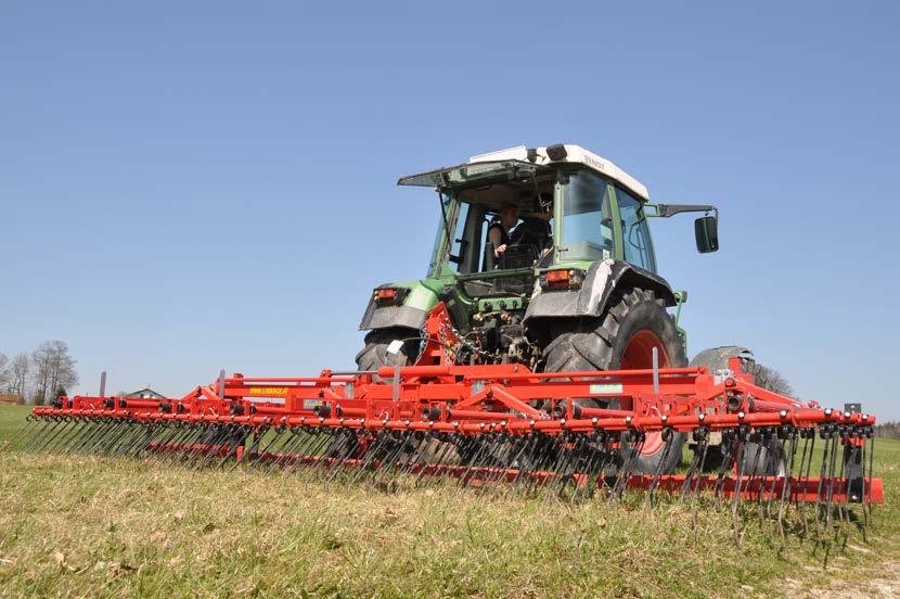 GRASS-MANAGER är utvecklad särskild för detta och stimulerar dessutom gräsets bestockning och syresätter med sitt effektiva arbetssätt jorden vilket ökar mineraliseringen.