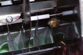 (tillval) 1 Toppstångssensorn stänger automatiskt av såvalsen när redskapet lyfts (standard) Hjulsensorn
