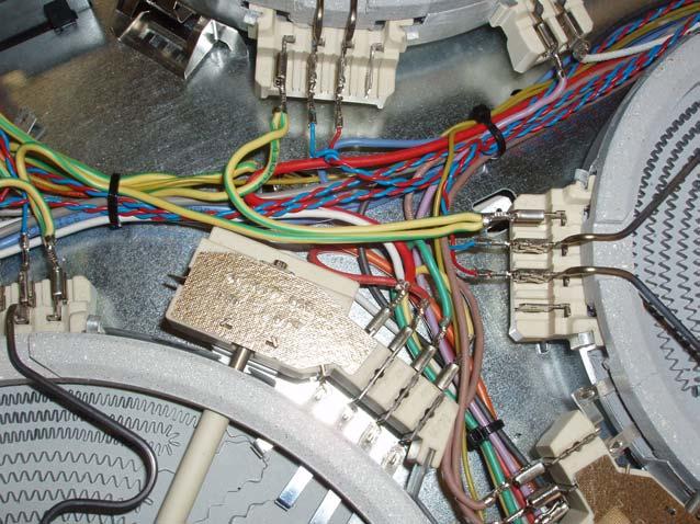 Anslutning av sensorer Anslutningsställe av sensorerna Anvisningar för installationen: De båda vänstra och högra stickkontakterna är var och en överkopplade.