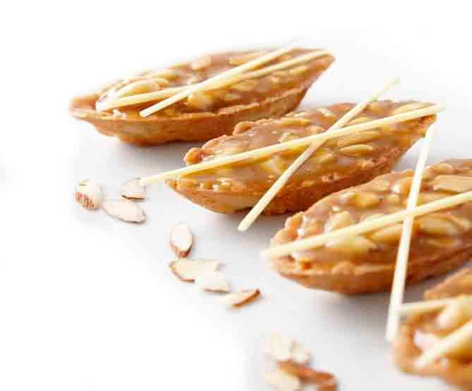 Moderna klassiker Förnyar bakverk och förbättrar försäljning Dansk Äpplepaj Smördeg Vetemjöl Salt (kallt) Till inkavling Smör alt Wienerlyx Vaniljkräm Crème Gateau Alt egen kokt vaniljkräm