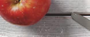 Spritsa på vaniljkräm och sedan Fruktfyllning Äpple ca 2 cm från kanten. Vik in kanterna över fyllningen. Låt vila ca 1 timme. Pensla med brödglas och dekorera med pärlsocker.