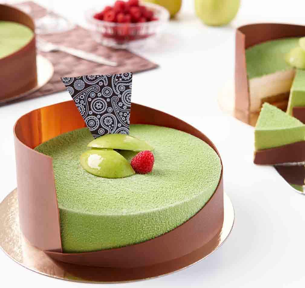Äpple-Kaneltårta Äpple-Kanelmousse Kessko Äpple-Kanelmousse Grädde Vaniljpannacotta Grädde Socker Vaniljstång Gelatinblad Tårtbotten 16 cm Fruktfyllning Äpple Sprayfärg Grön Arabesque Lait 34,