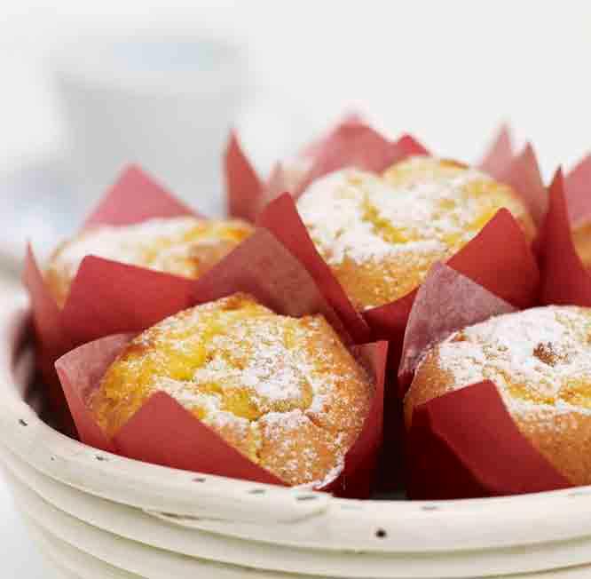 Spritsa en klick vaniljkräm i mitten på varje muffins. Strö över hyvlad mandel för dekoration. Baka av i 180 C i ca 20 min.