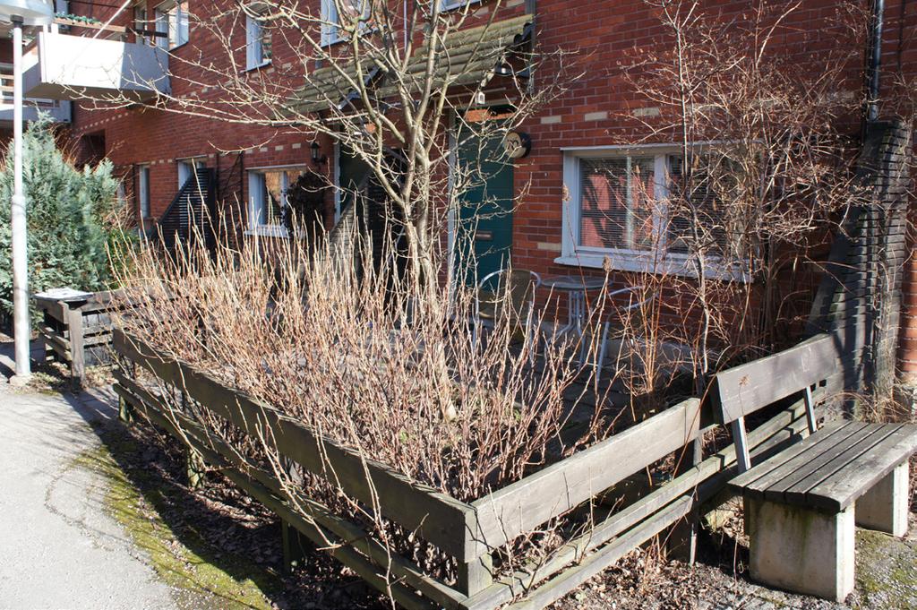 I område 2 finns det flera småplanteringar som i dagläget inte fyller någon funktion utan snarare ger ett eftersatt