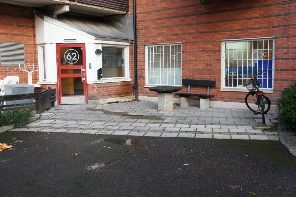 Renoveringsförslag - Område 3 Önskemål från kund: - Ny marksten vid alla entréer.
