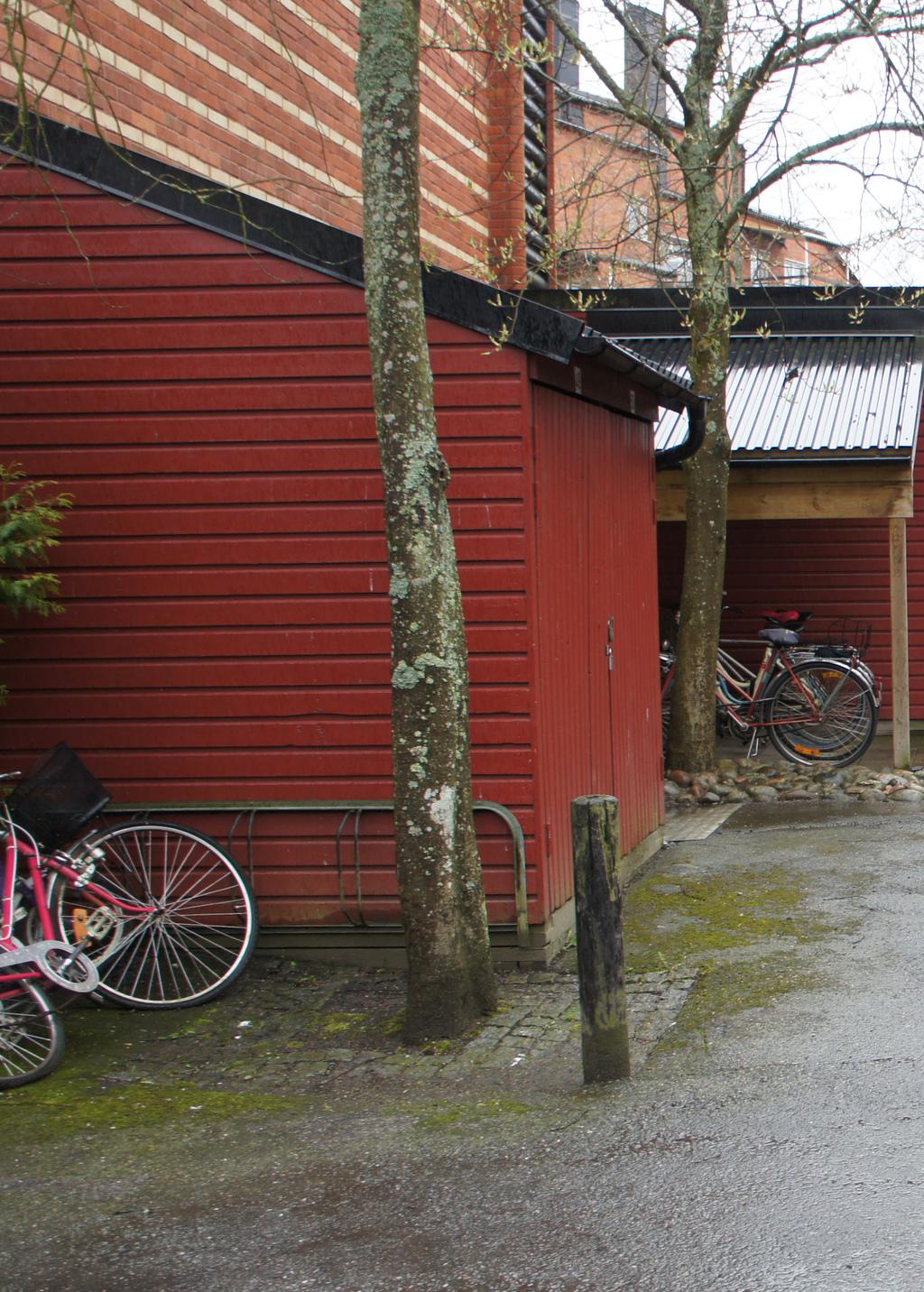 onödiga betongplattor och smågatsten. - Ny marksten. - Granittrappa bevaras.