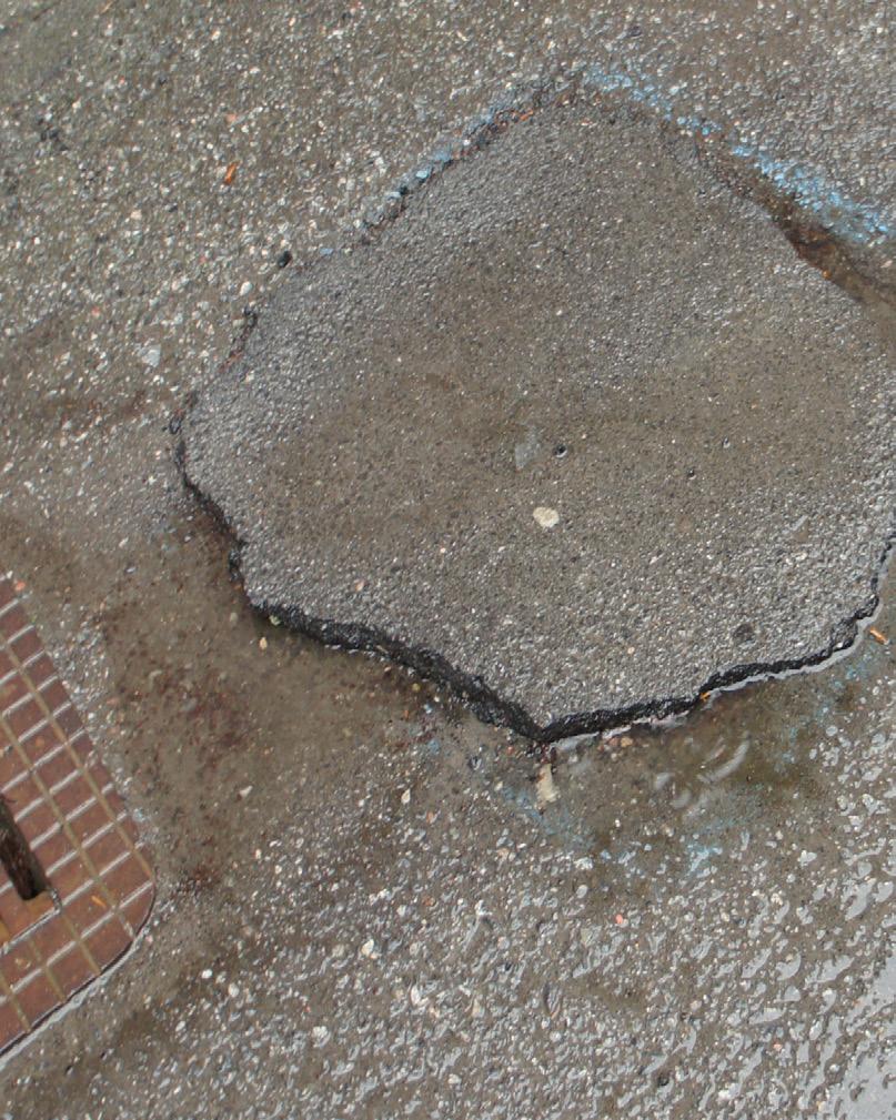 sfalt och marksten i betong behöver bytas ut från tomgräns vid trottoar.