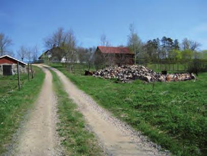 ARKEOLOGISK RAPPORT 2011:38 15 dre stenmur registrerats ( 150). Dessa kan kopplas till den senare tidens odling eller vägbyggen i området varför dessa bedömts som övrig kulturhistorisk lämning.