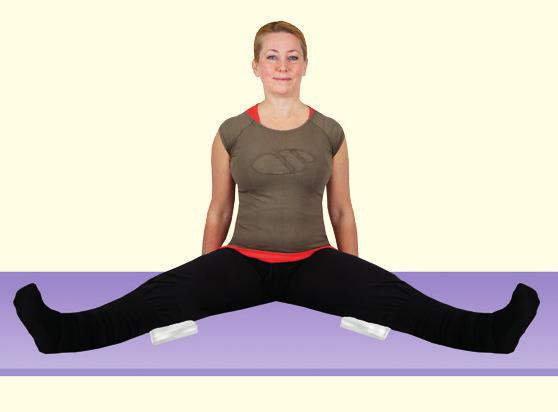 Sittande vinkelställning (Upavistha konasana) Sitt på golvet med rak rygg med så raka ben du kan och håll dem axlarna.
