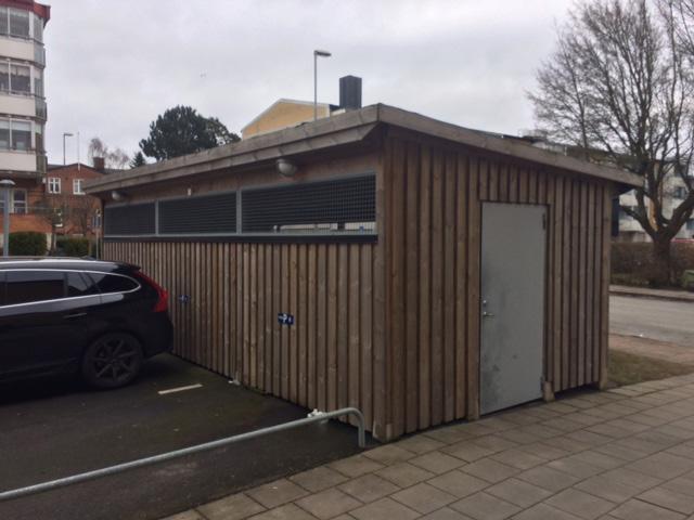 tillhörande gård med parkeringsytor och komplementbyggnader.